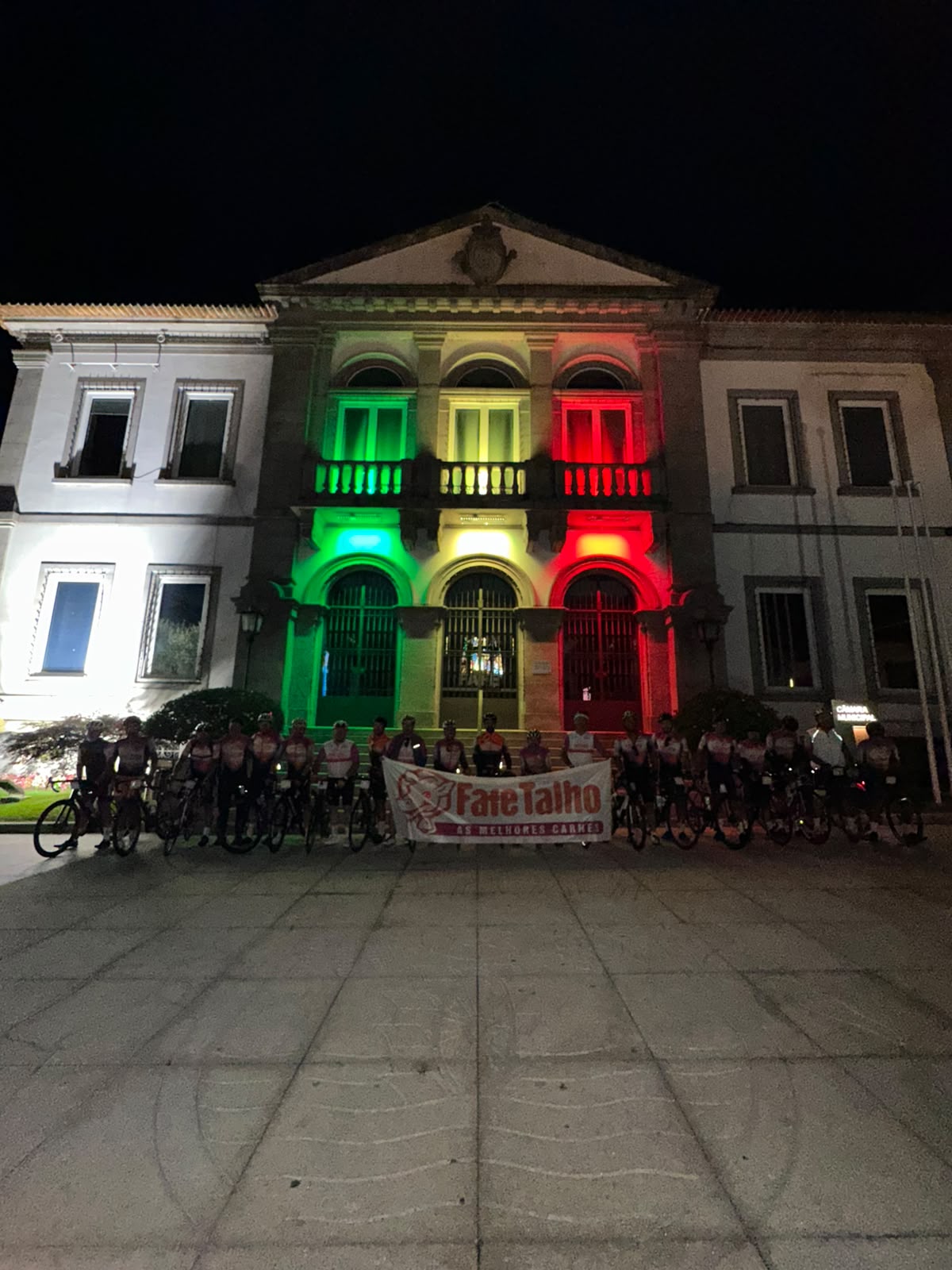 Partida da equipa junto à Câmara Municipal de Fafe, iluminada para a ocasião