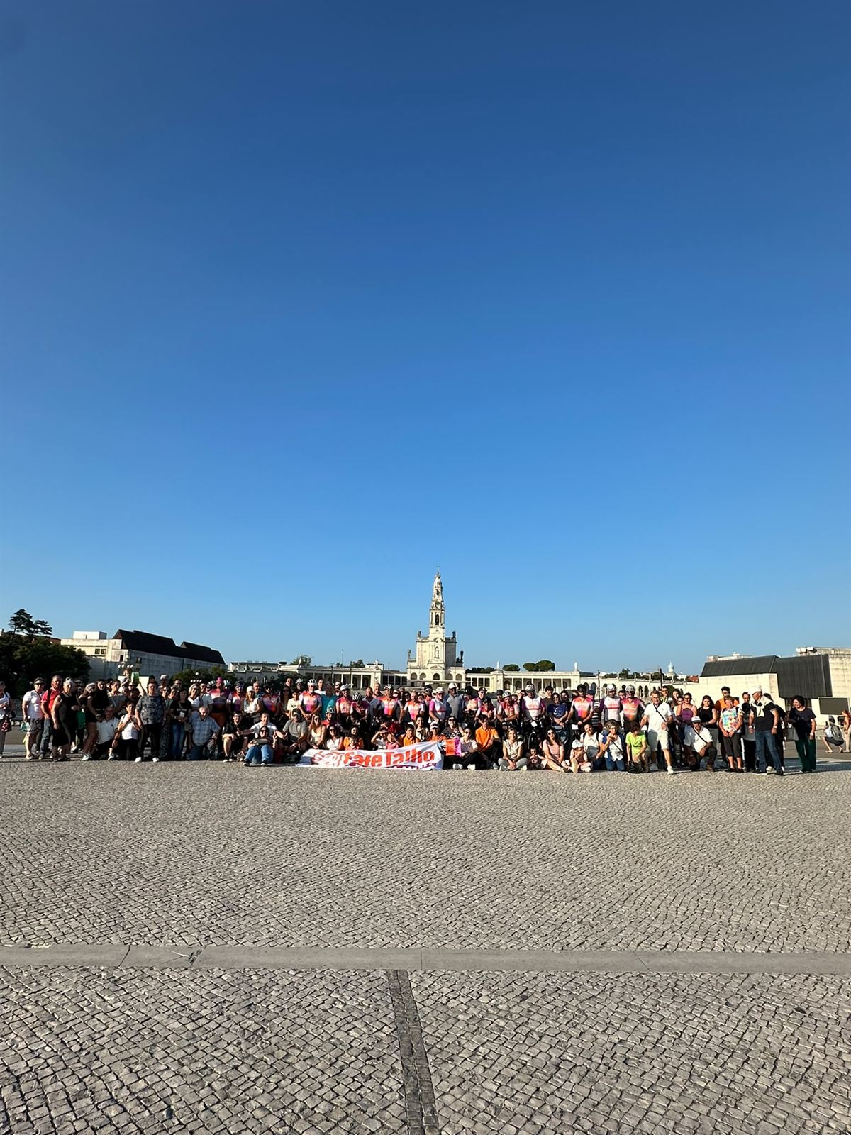 Grupo da equipa na praça do Santuário de Fátima