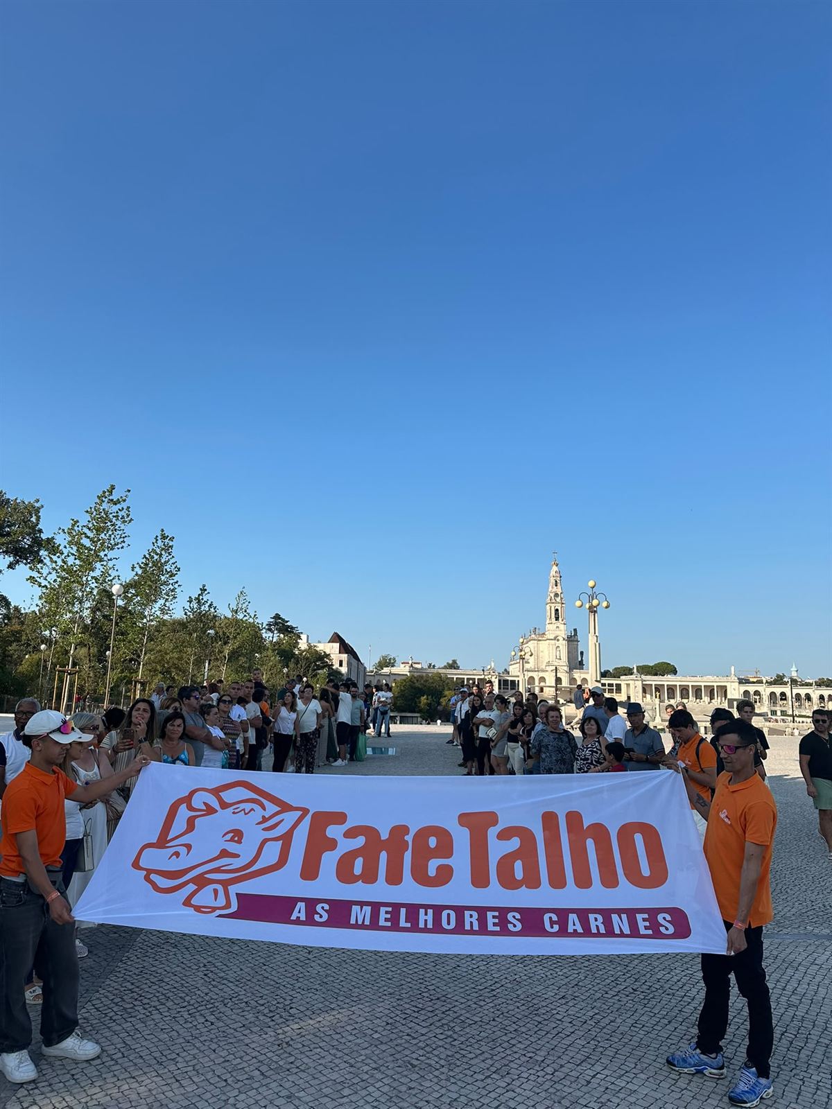 Bandeira do Fafe Talho junto à Basílica, rodeada por familiares e amigos