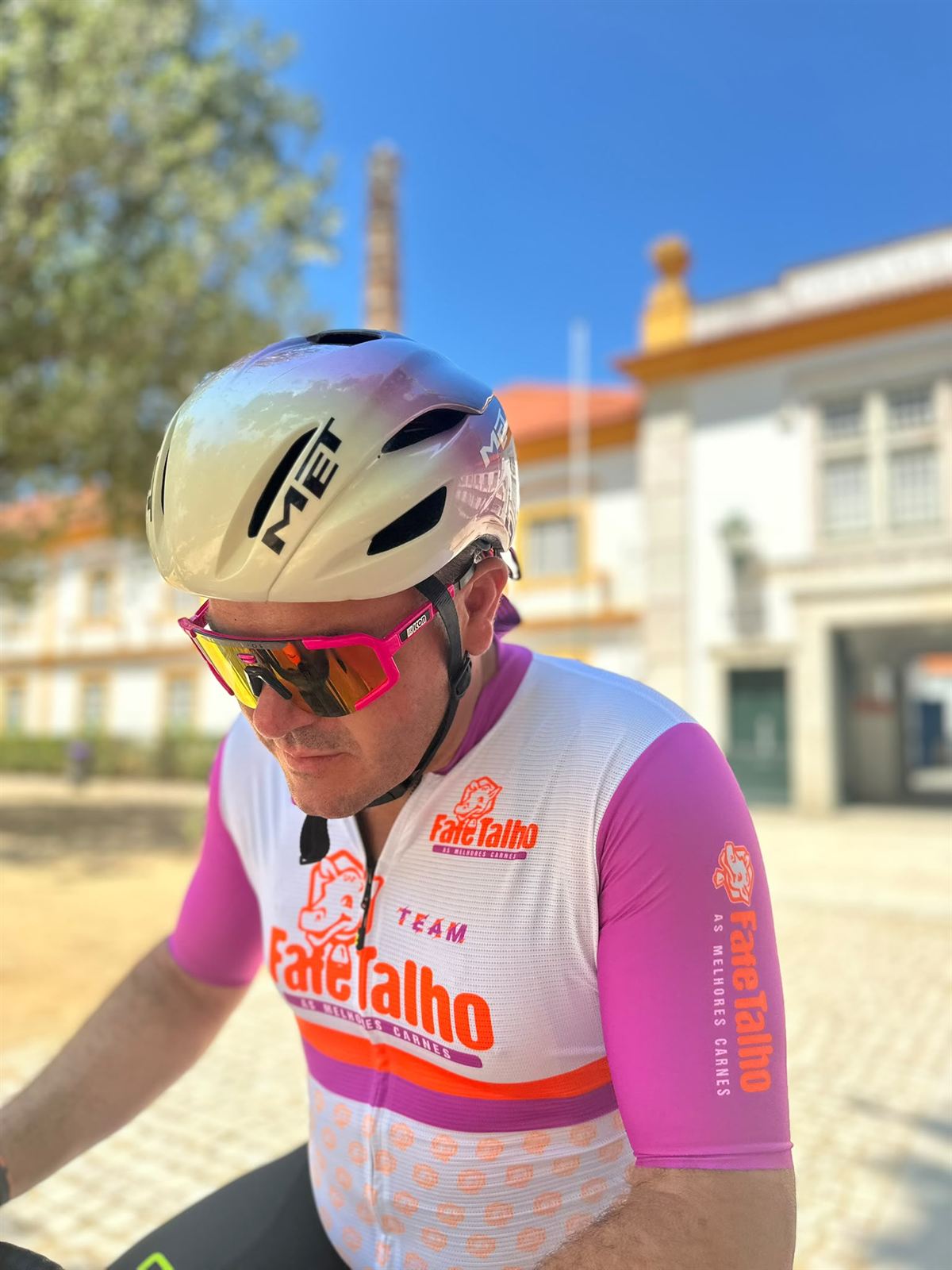 Retrato de um ciclista com o equipamento da equipa