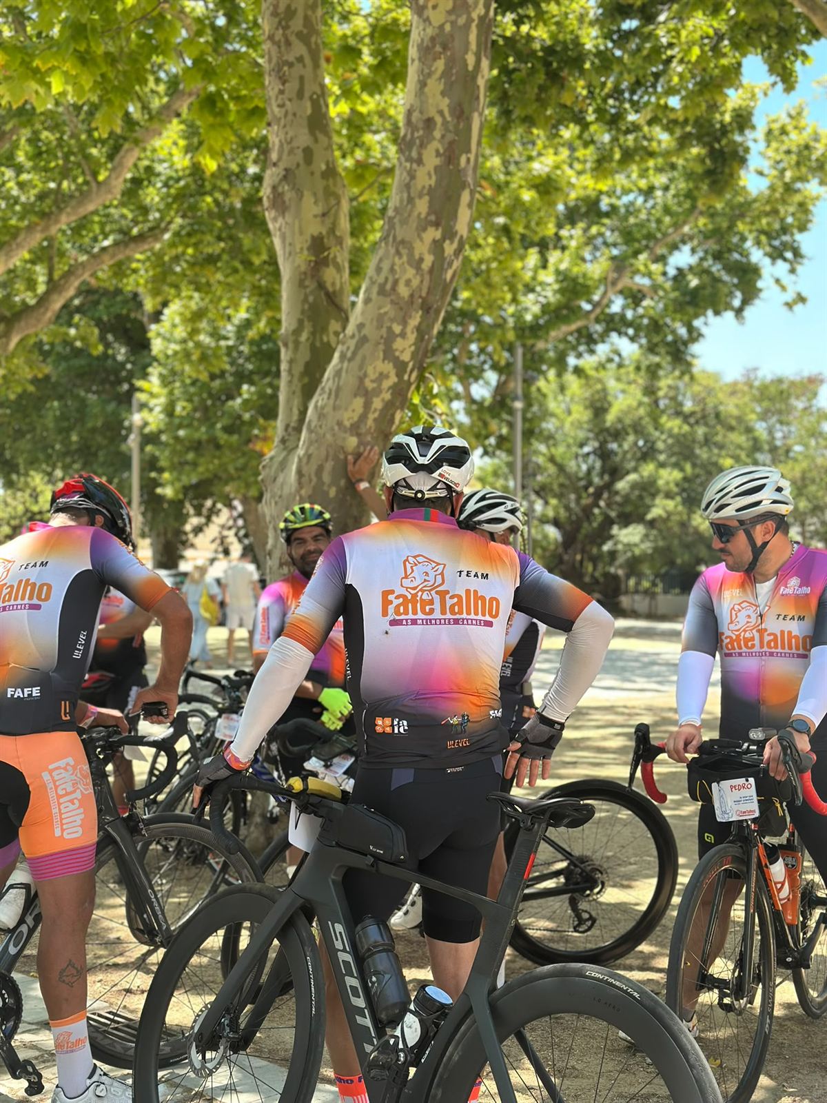 Equipa Fafe Talho Team reunida à sombra das árvores